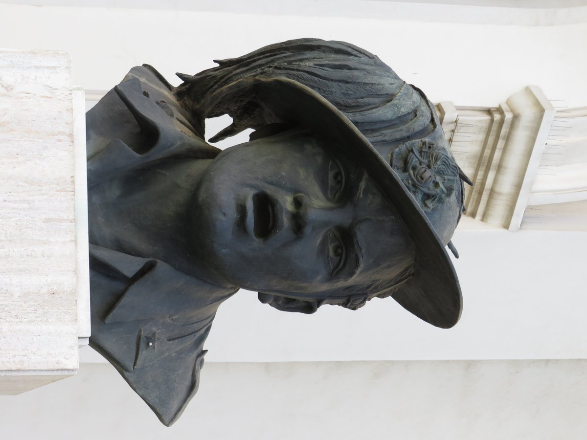 Busto dedicato al 51º battaglione bersaglieri A.U.C. di Bari