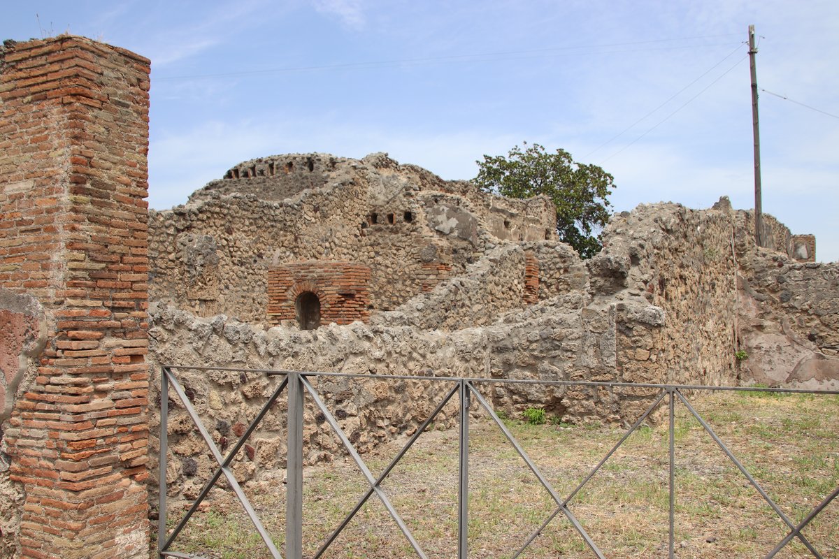 casa con bottega (VI.3.12)