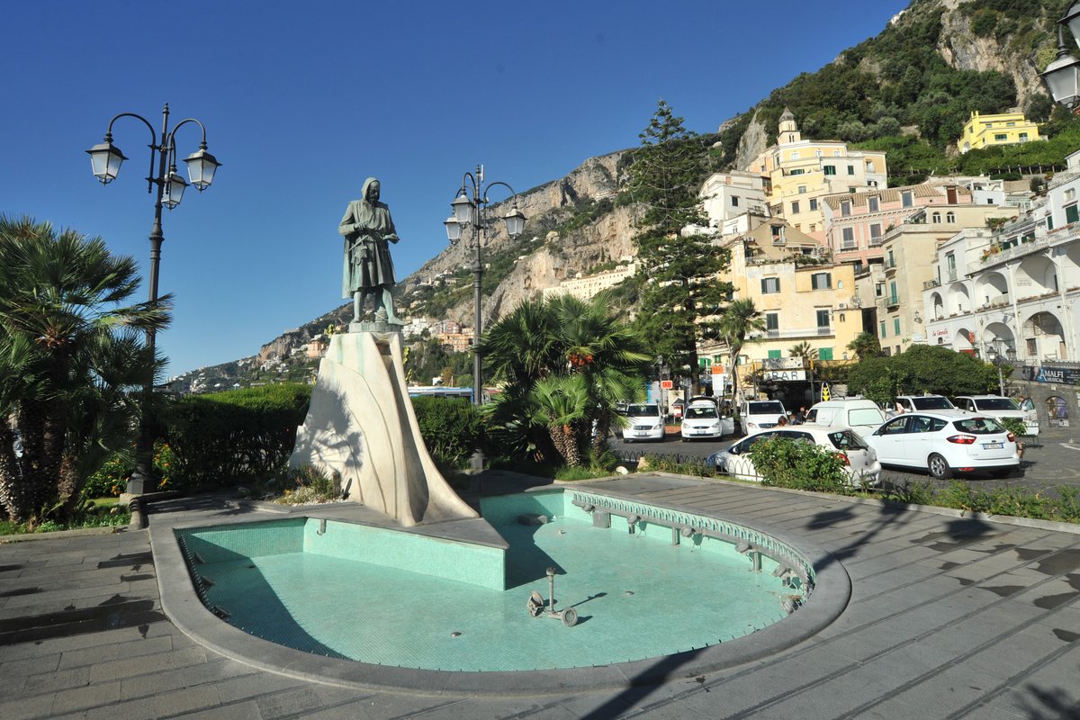 monumento a Flavio Gioia - Amalfi