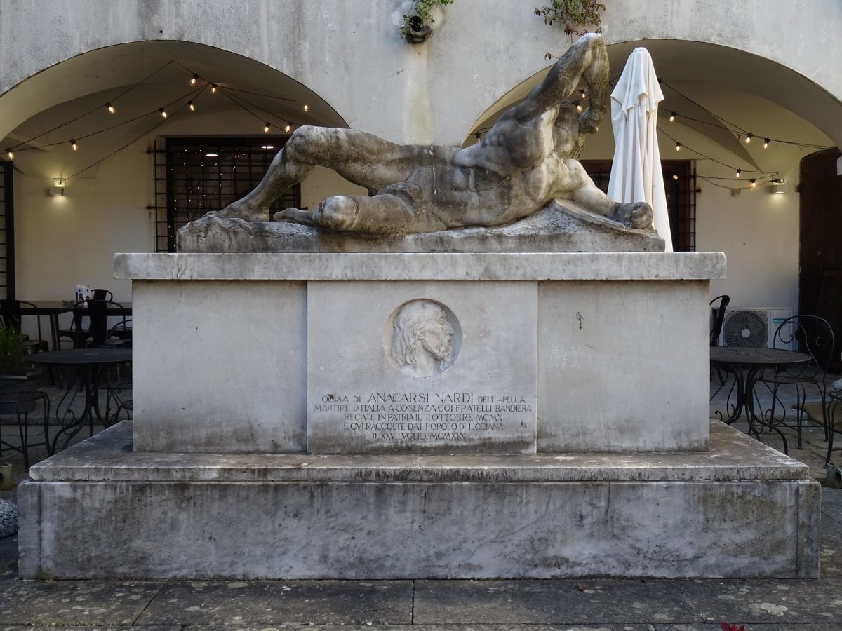 monument ad Anacarsi Nardi - Licciana Nardi