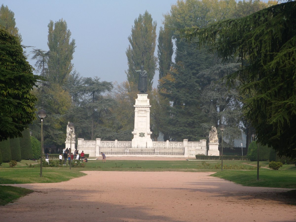 piazza Virgiliana - Mantova