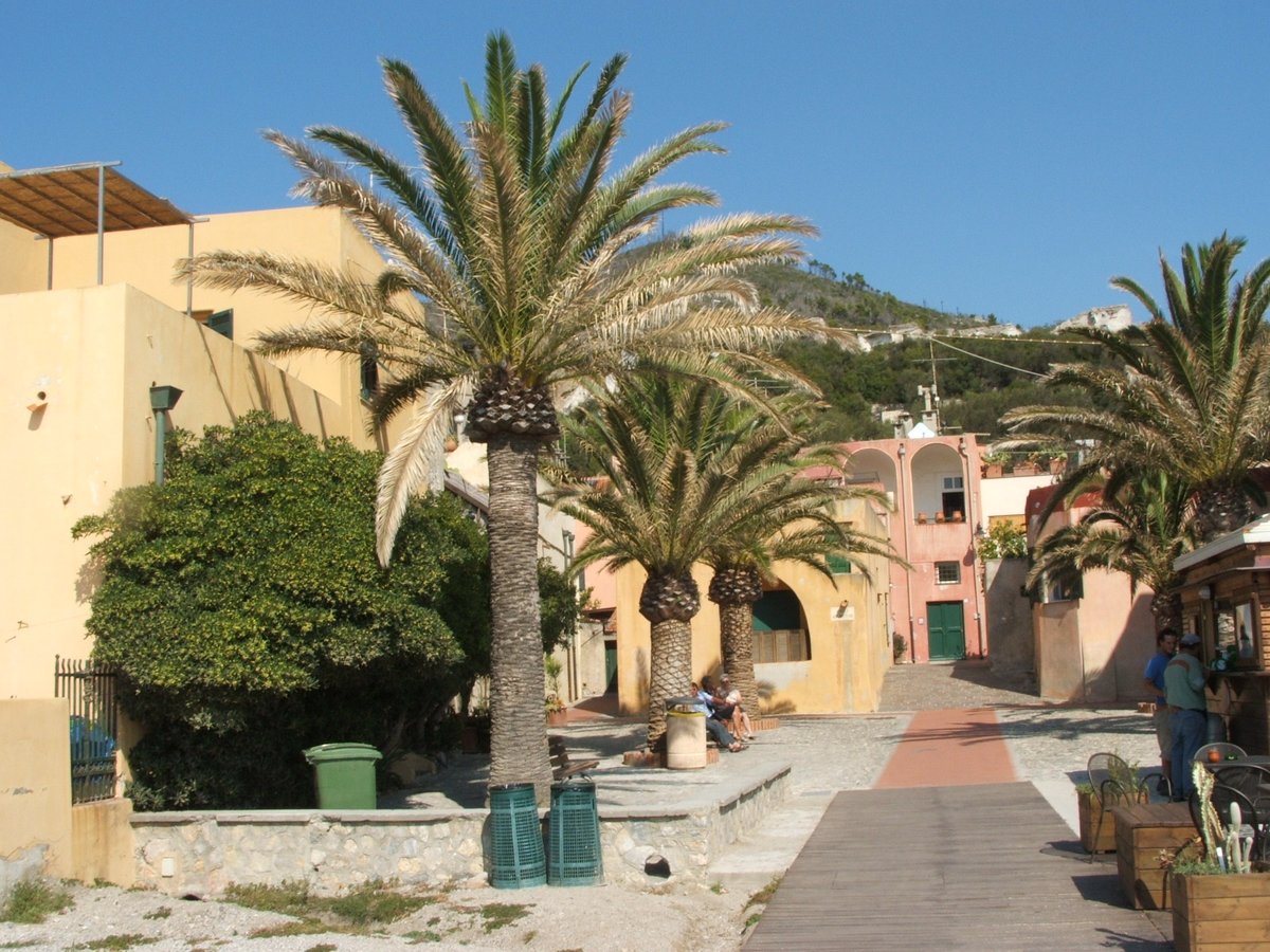 Piazza dei pescatori - Finale Ligure