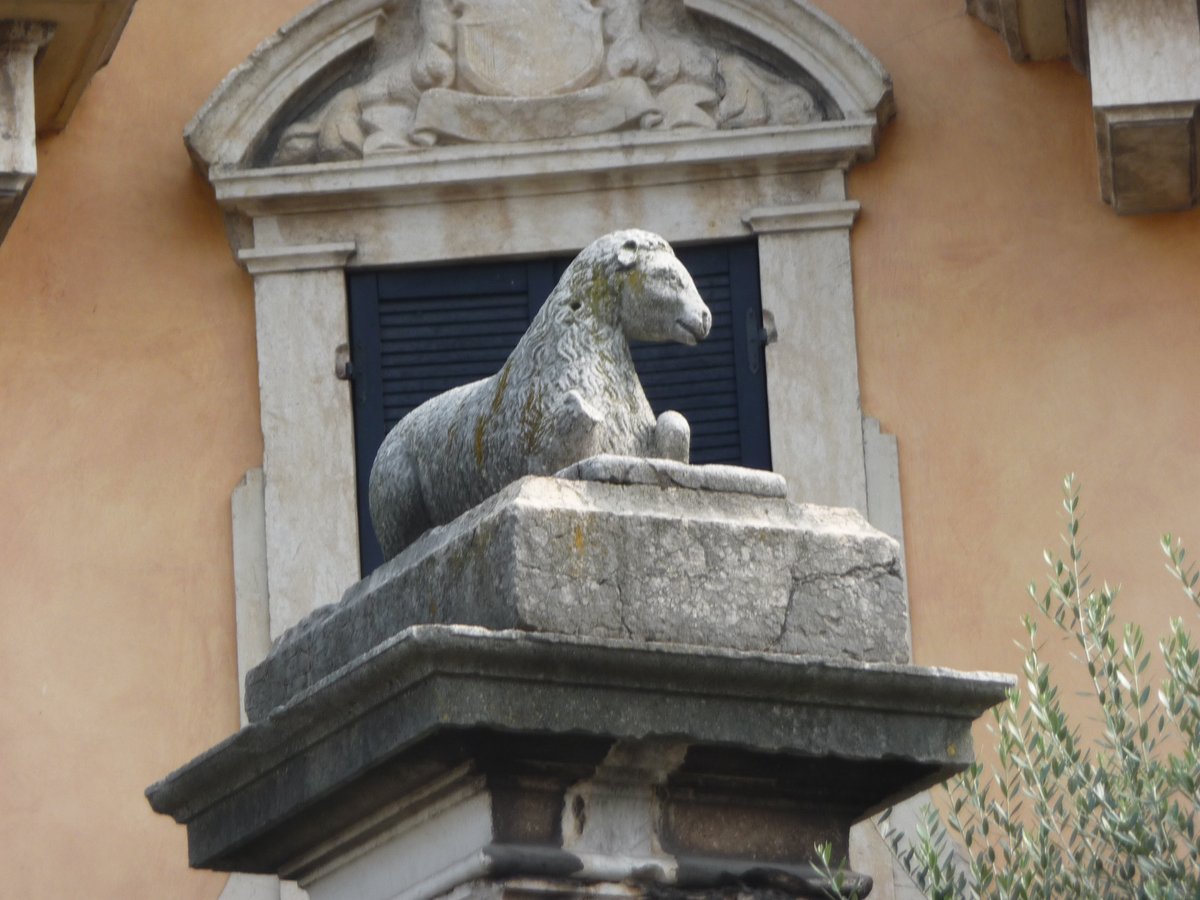 colonna con agnello accovacciato e scrittura in latino