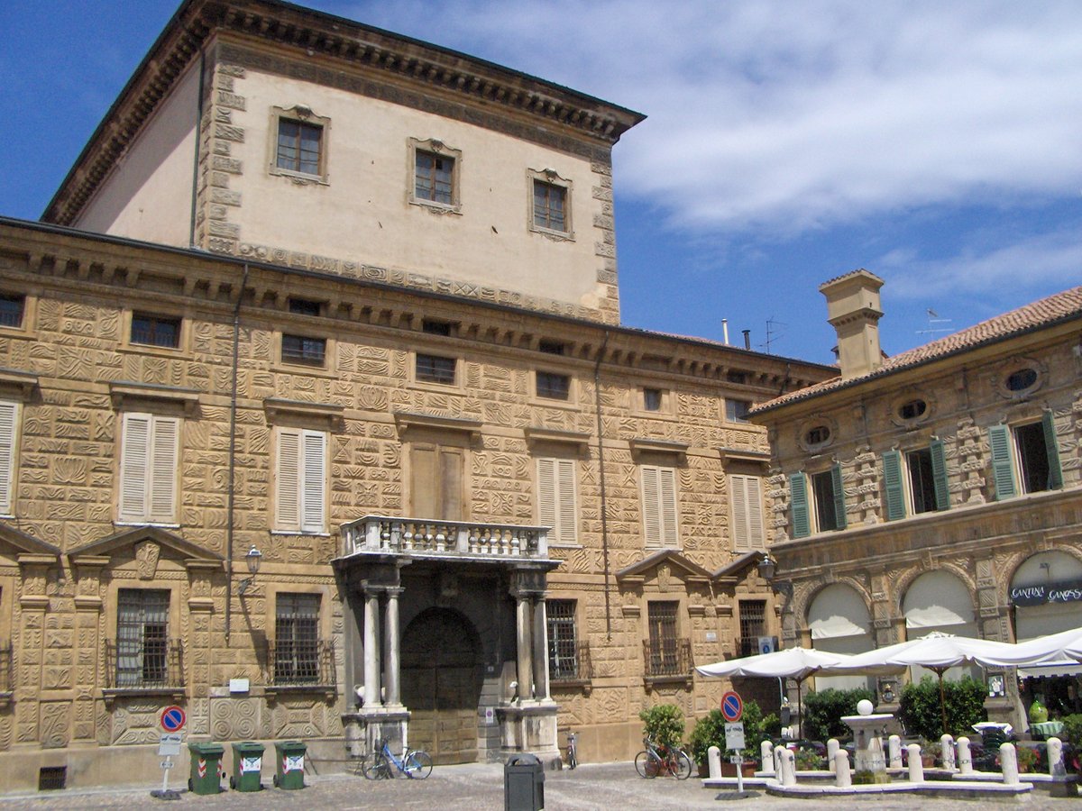 Piazza Canossa