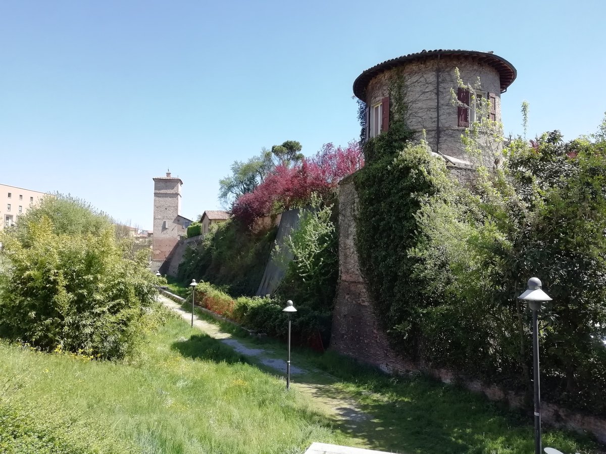 Mura di cinta, torre Galvani e torre Moreni - Vignola