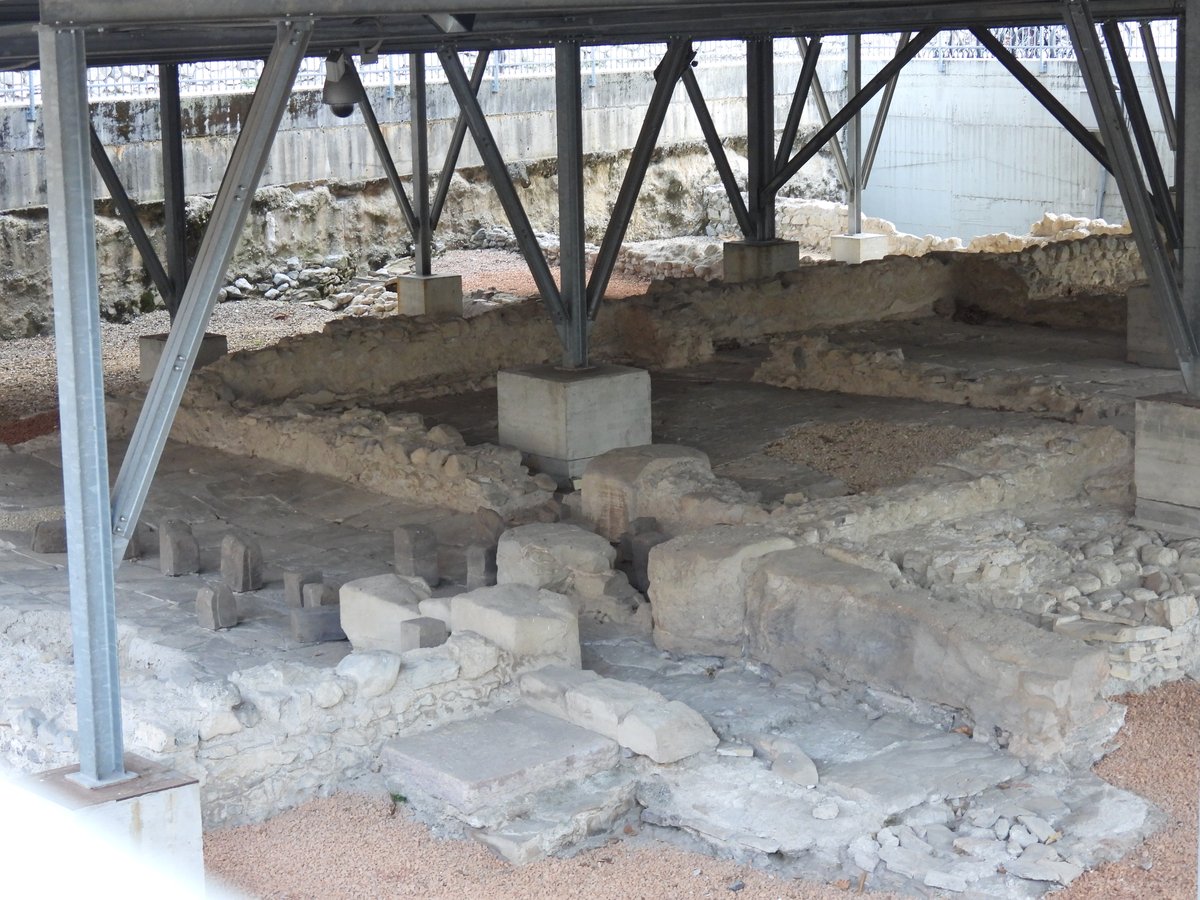 area archeologica di Piazza Costituzione - 1
