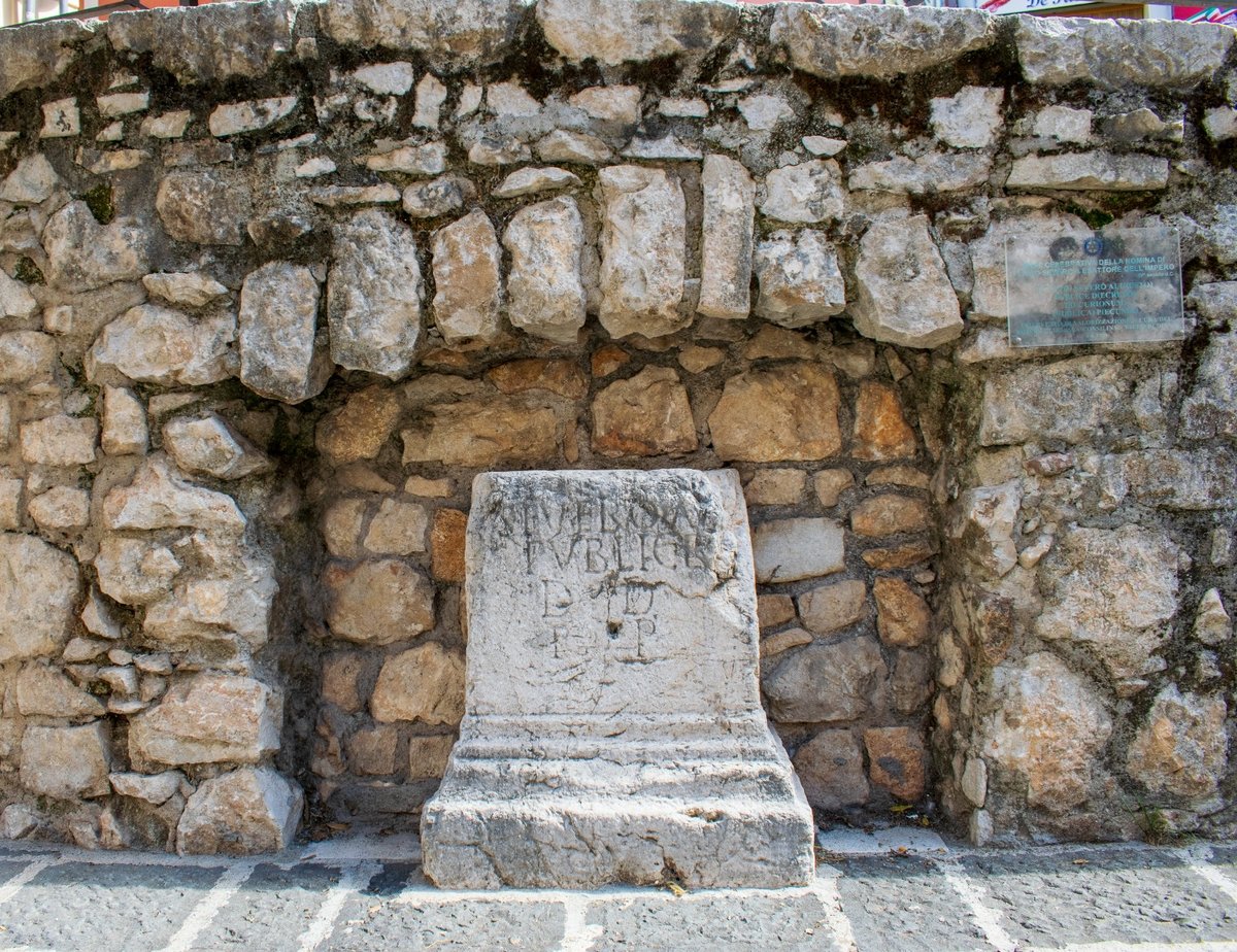 antico cippo romano - Teggiano