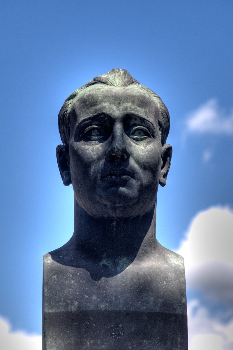 monumento a Luigi Santucci - Castel del Piano