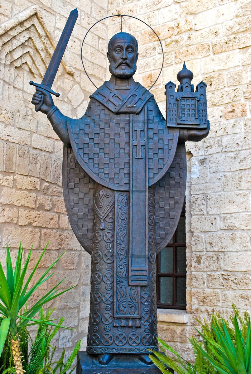 Statua di San Nicola nel complesso della Chiesa Russa di San Nicola