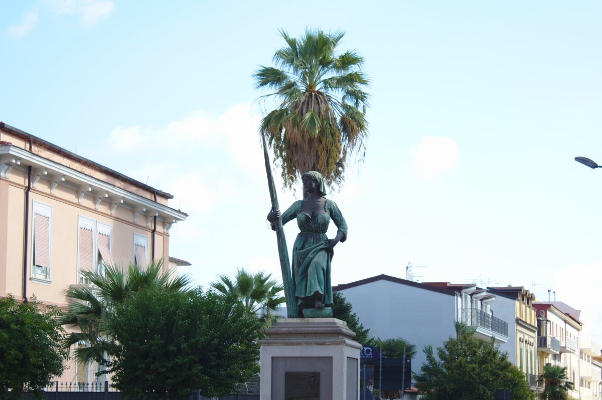 Statua della canapina - Frattamaggiore