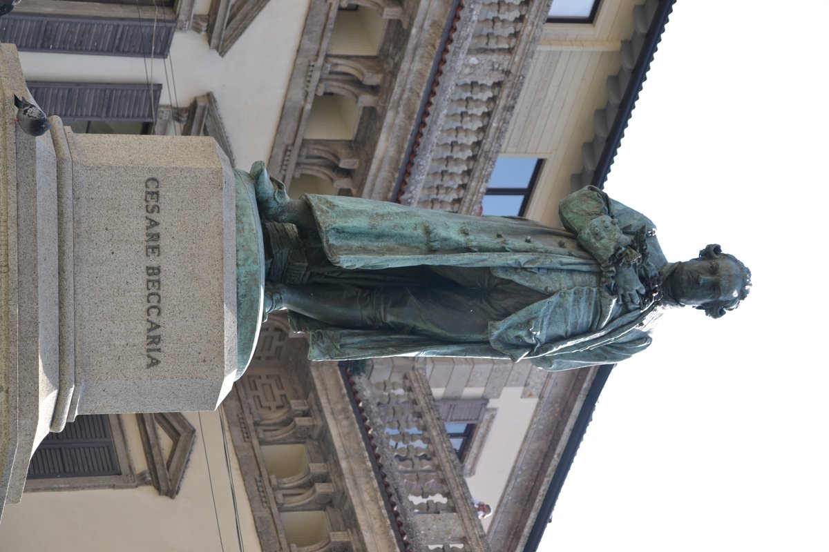 statua a Cesare Beccaria