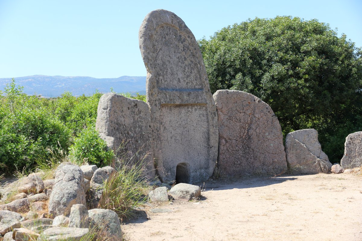 tomba dei giganti di S'Ena e Thomes - Dorgali