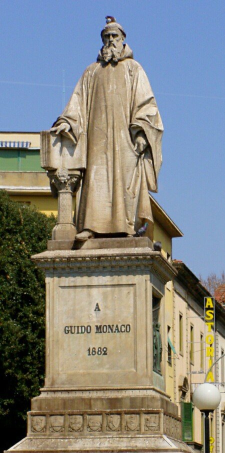 Statua a Guido Monaco