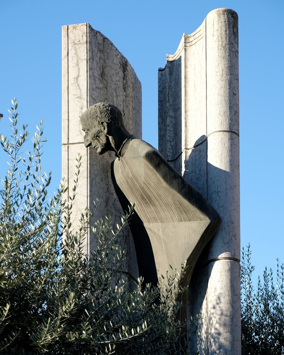 monumento a monsignor Giuseppe Chiot - Verona