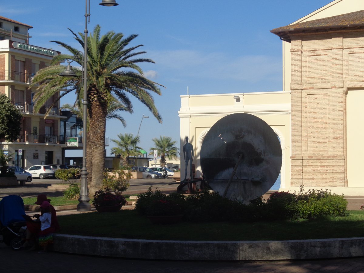 monumento “L'uomo e l'infinito” - Porto Recanati