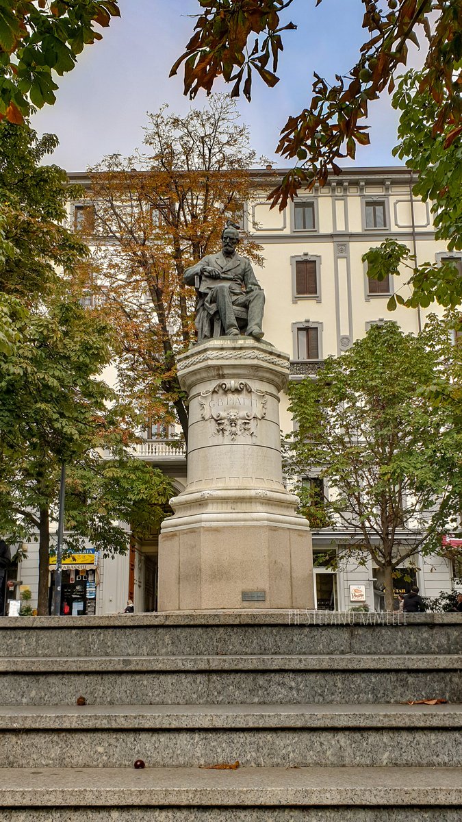 statua a Giovanbattista Piatti - 1