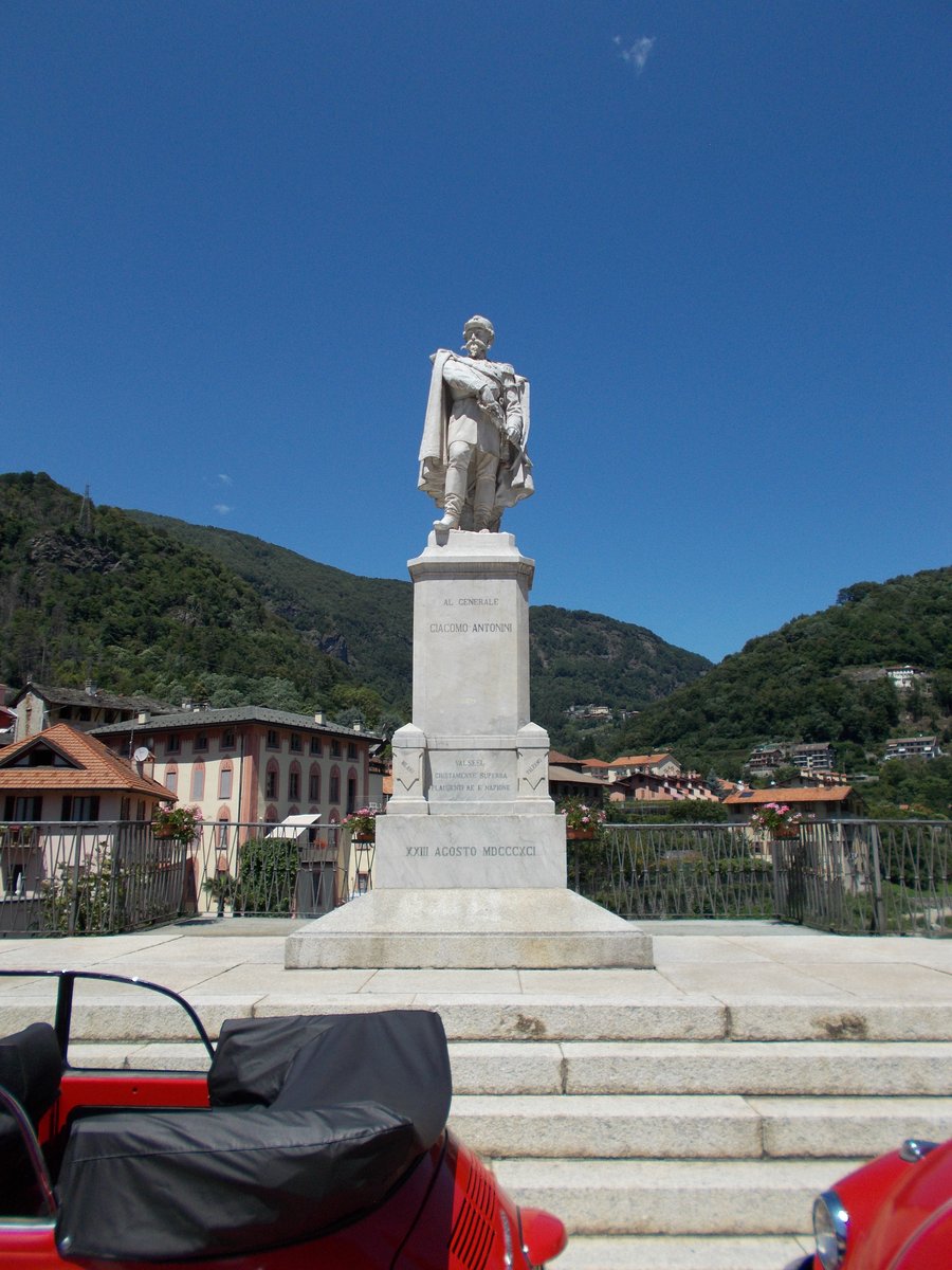 statua del generale Giacomo Antonini