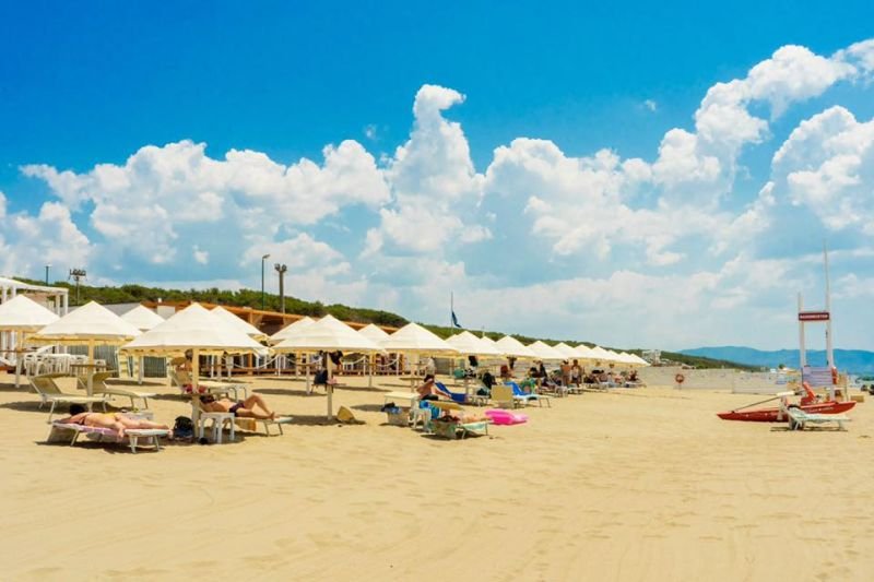 Molo Sirena Beach & Restaurant On The Sea