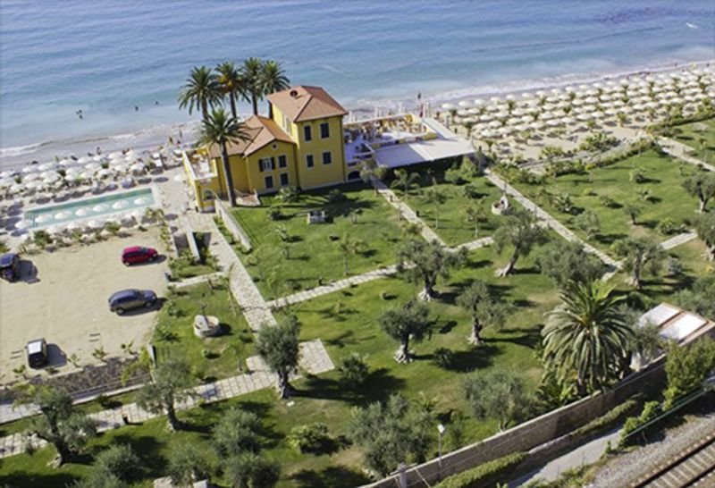 Villa Eva Restaurant & Beach - 3